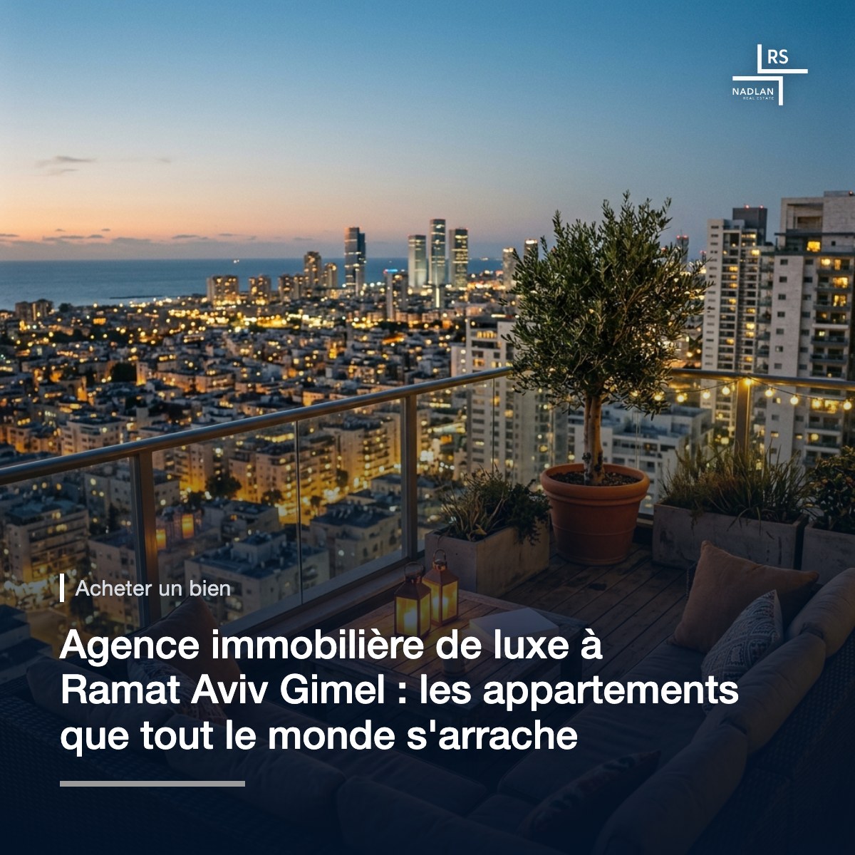 La terrasse sur le toit d'un penthouse dans une tour résidentielle du nord de Tel Aviv au crépuscule, un canapé d'extérieur, un olivier en pot