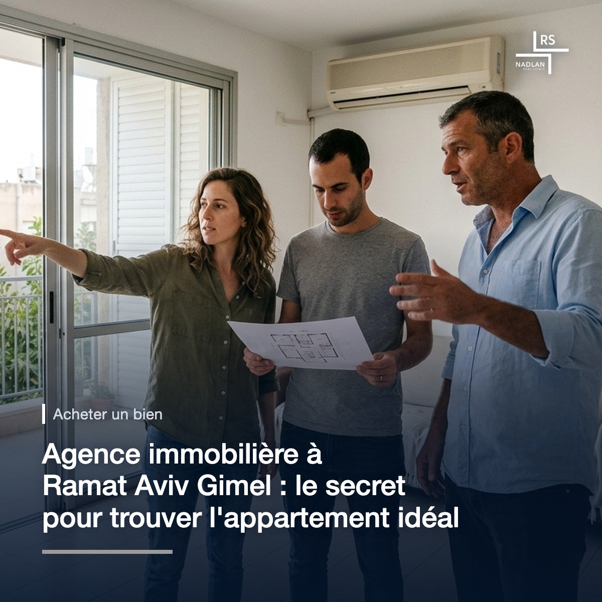 Un conseiller immobilier visite un appartement avec un couple et examine le plan avec eux