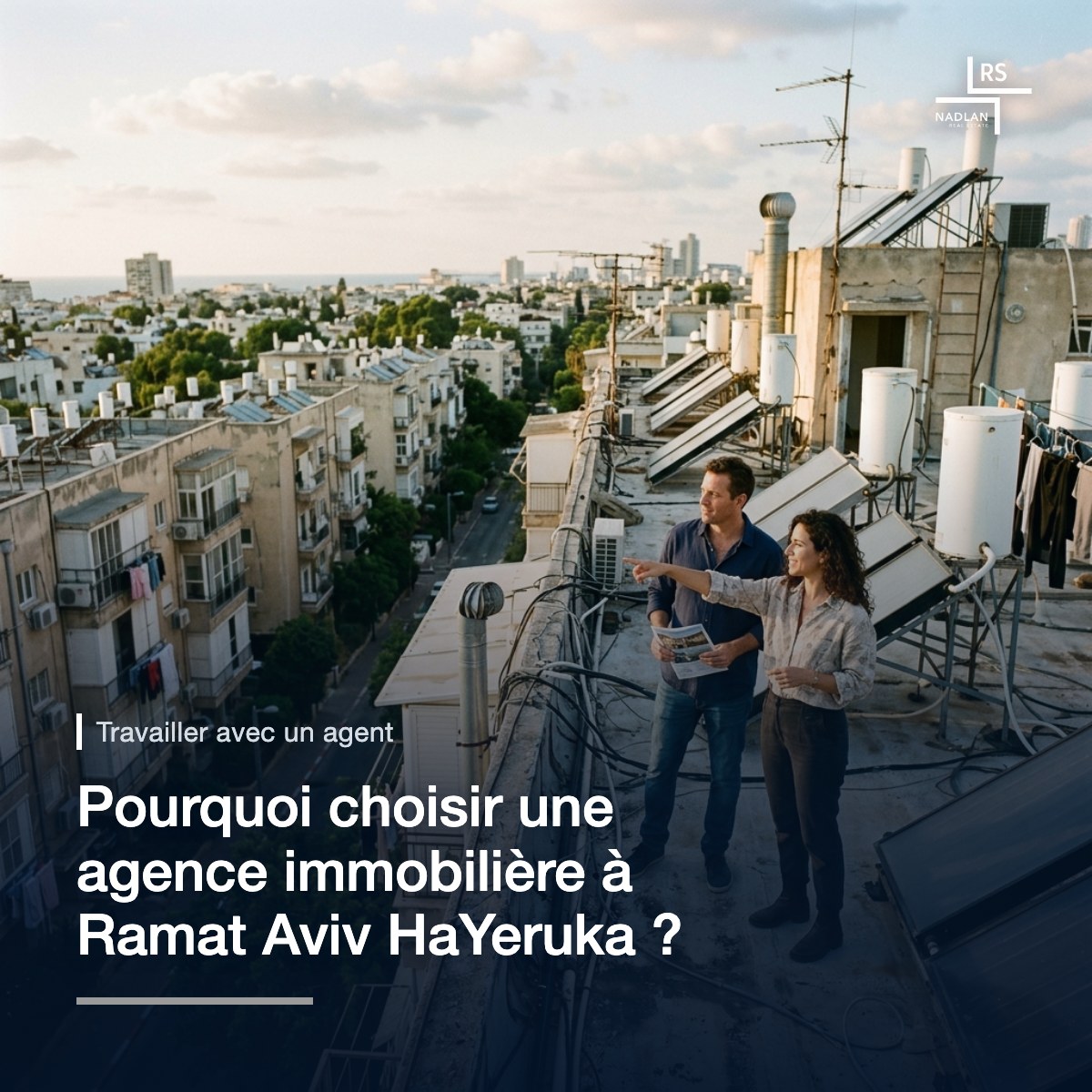 Un agent immobilier et un client debout sur le toit d'un immeuble bas