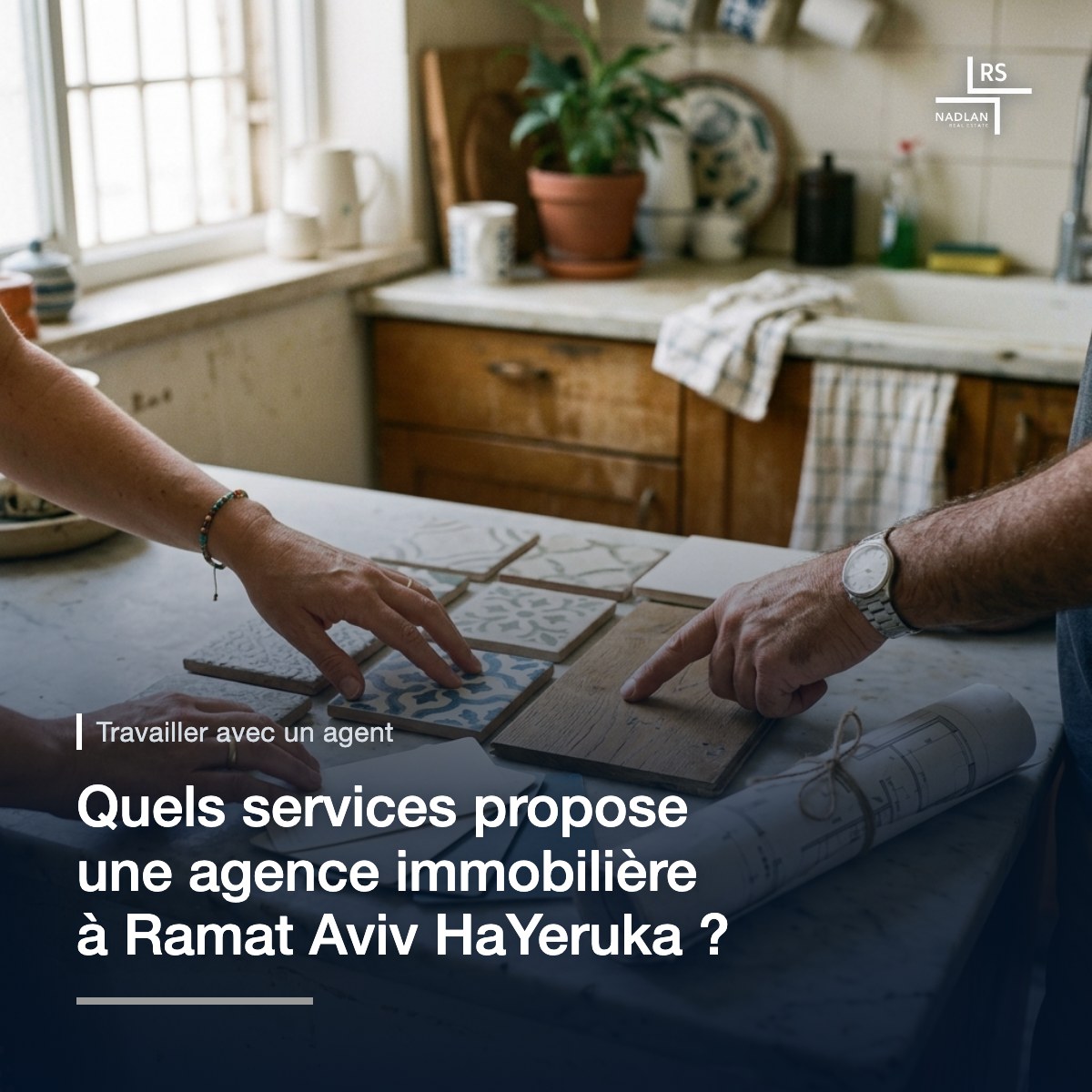 Sur un plan de travail de cuisine : des échantillons de carrelage en céramique, un échantillon de parquet