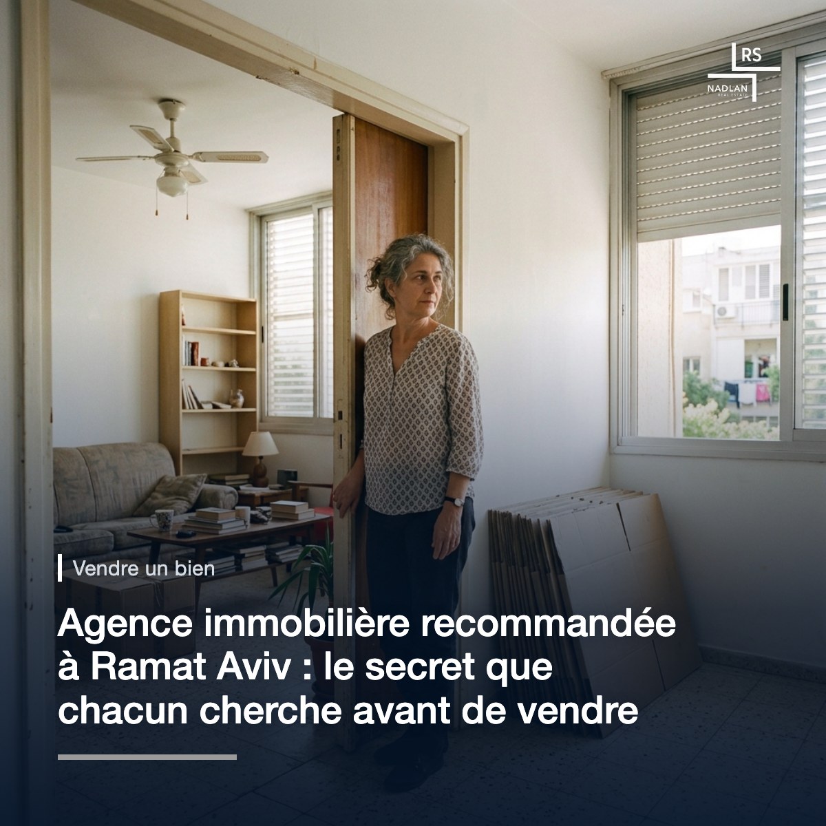 Une femme approchant la soixantaine, debout dans l'encadrement de la porte de son salon lumineux à Ramat Aviv