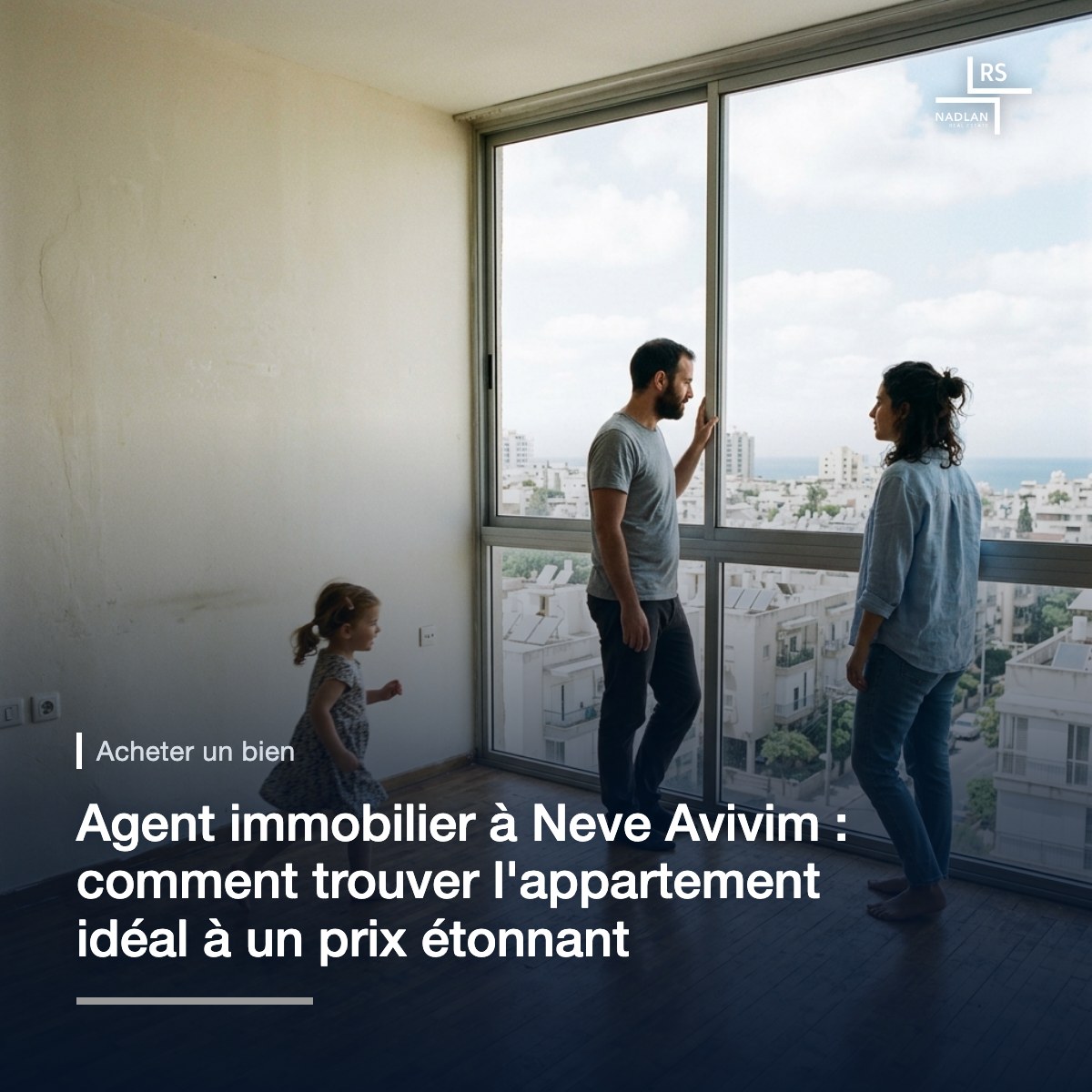 Une jeune famille dans un appartement vide et lumineux : une petite fille traverse la pièce en courant