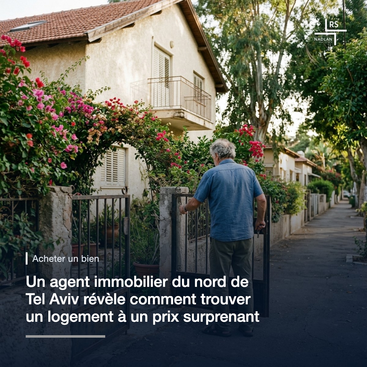 Un homme vu de dos ouvre le portail métallique d'une maison individuelle de deux niveaux avec jardin et bougainvillier, dans une rue calme du nord de Tel Aviv