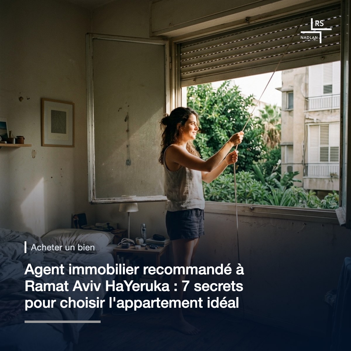 Depuis l'intérieur d'une chambre, une femme remonte le volet roulant en aluminium le matin
