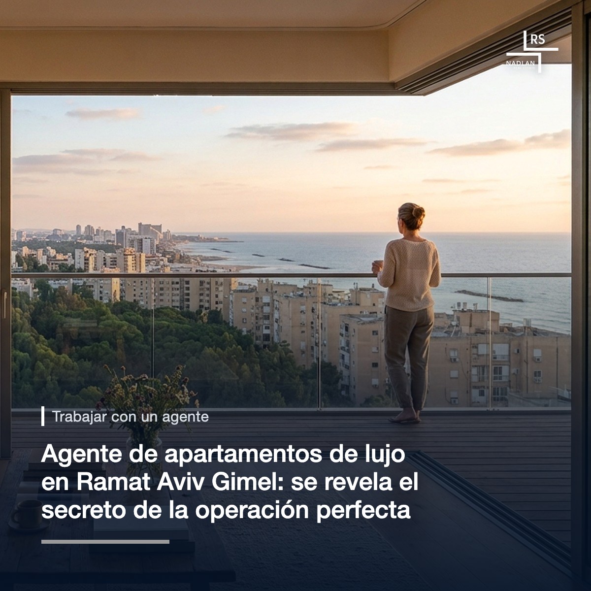 Una mujer en el balcón de un apartamento de lujo en una torre de Ramat Aviv Gimel, frente al mar al atardecer
