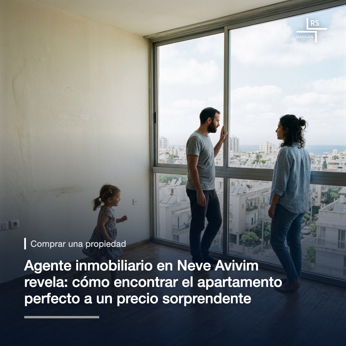 Una familia joven en un apartamento vacío y luminoso: una niña pequeña cruza la habitación corriendo