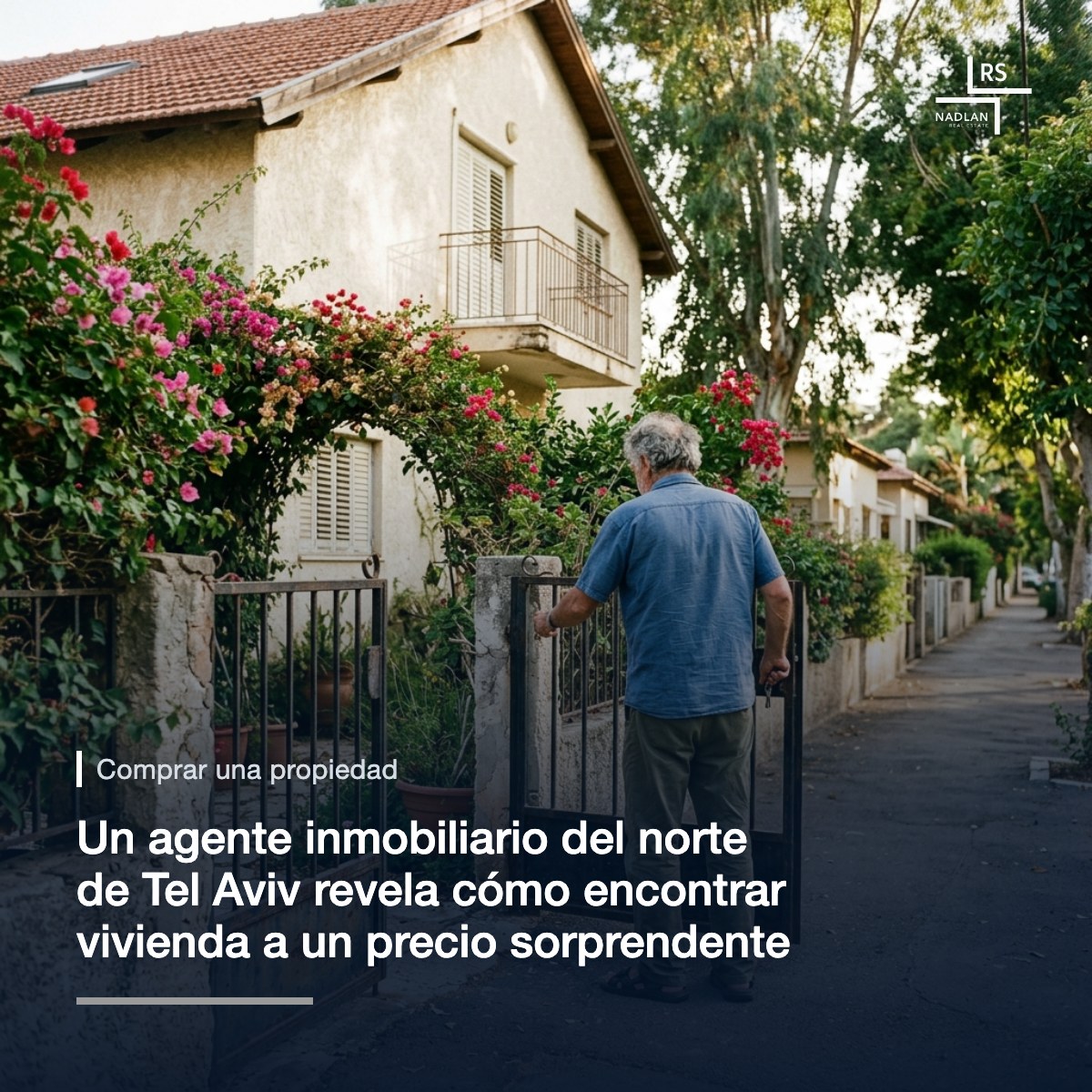 Un hombre visto de espaldas abre el portón metálico de una casa unifamiliar de dos plantas con jardín y buganvilla, en una calle tranquila del norte de Tel Aviv