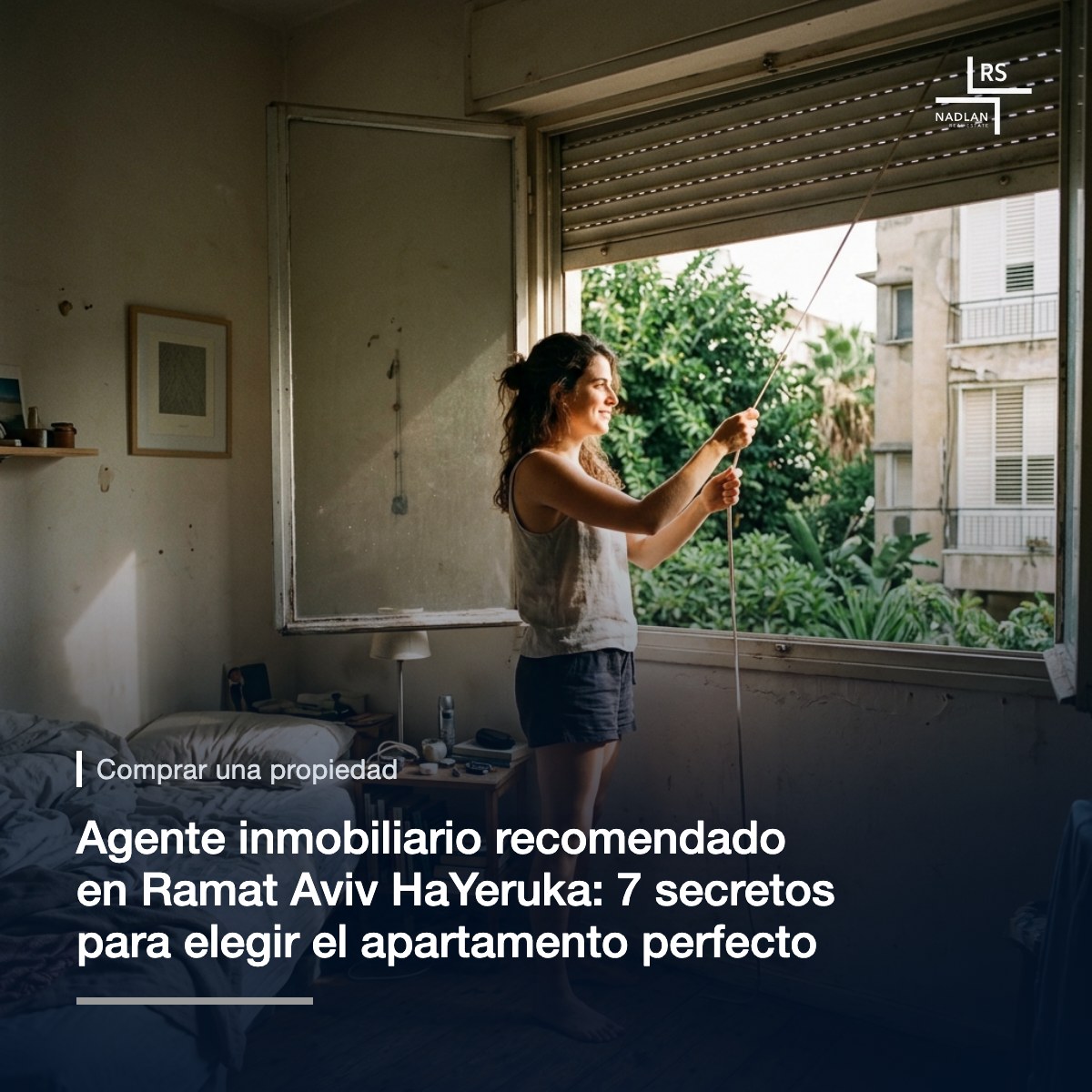 Desde el interior de un dormitorio, una mujer sube la persiana de aluminio por la mañana