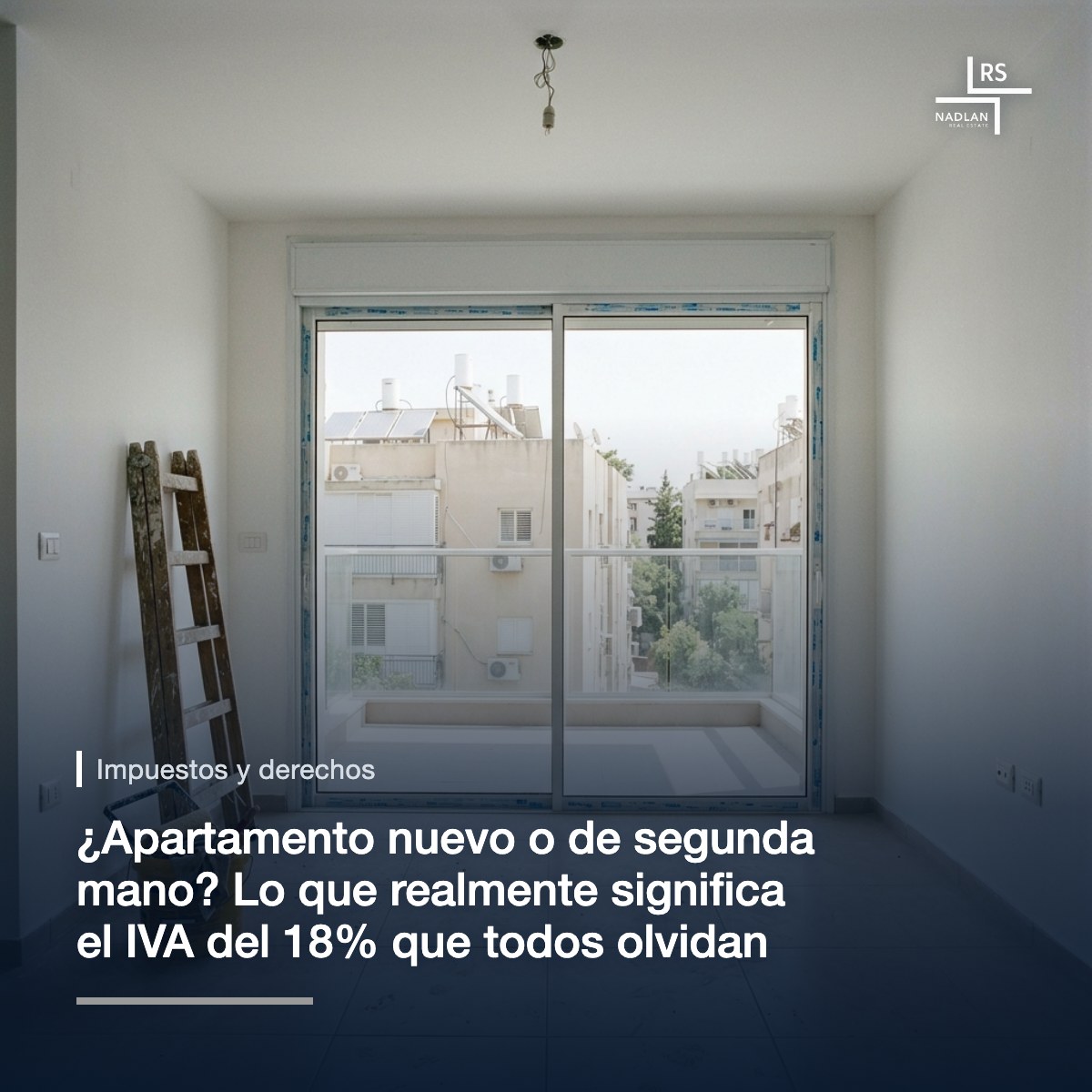 Un apartamento a estrenar y vacío el día de la entrega: la película plástica protectora aún cubre los marcos de aluminio de las ventanas