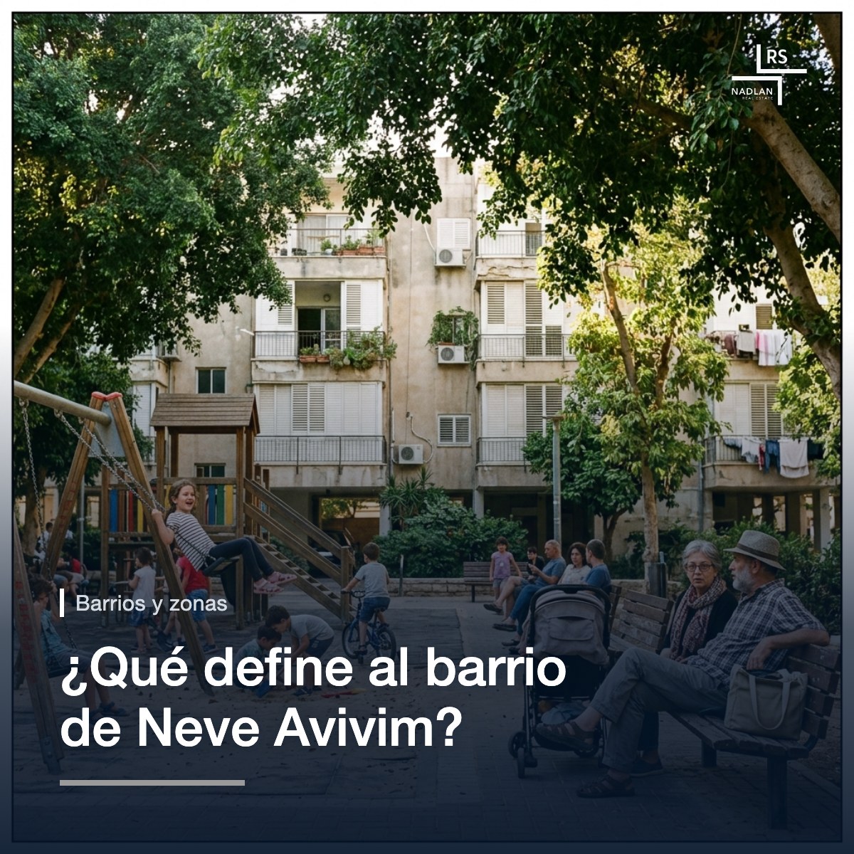 Un parque infantil de barrio en Neve Avivim bajo grandes ficus por la tarde, con padres en los bancos