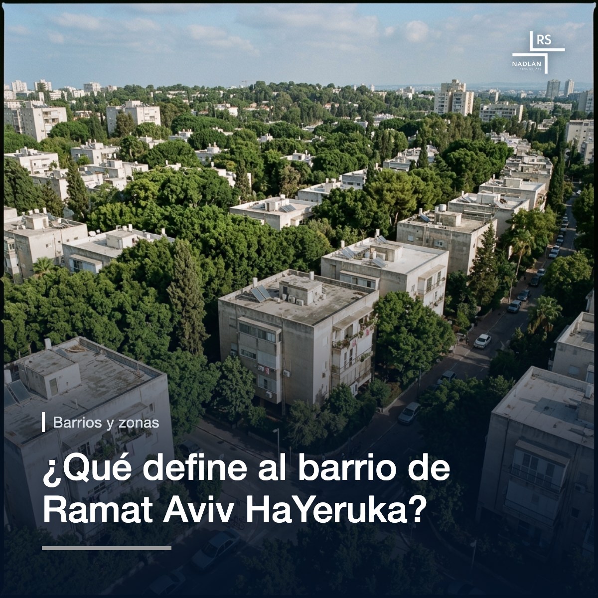 Fotografía aérea con dron de Ramat Aviv HaYeruka: edificios de apartamentos bajos de cuatro plantas casi ocultos bajo el denso follaje verde de los árboles