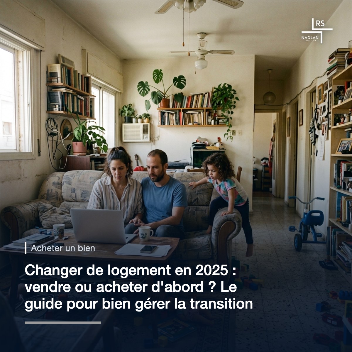 Un salon familial exigu dans un appartement de Tel Aviv : des jouets par terre, un vélo d'enfant dans le couloir