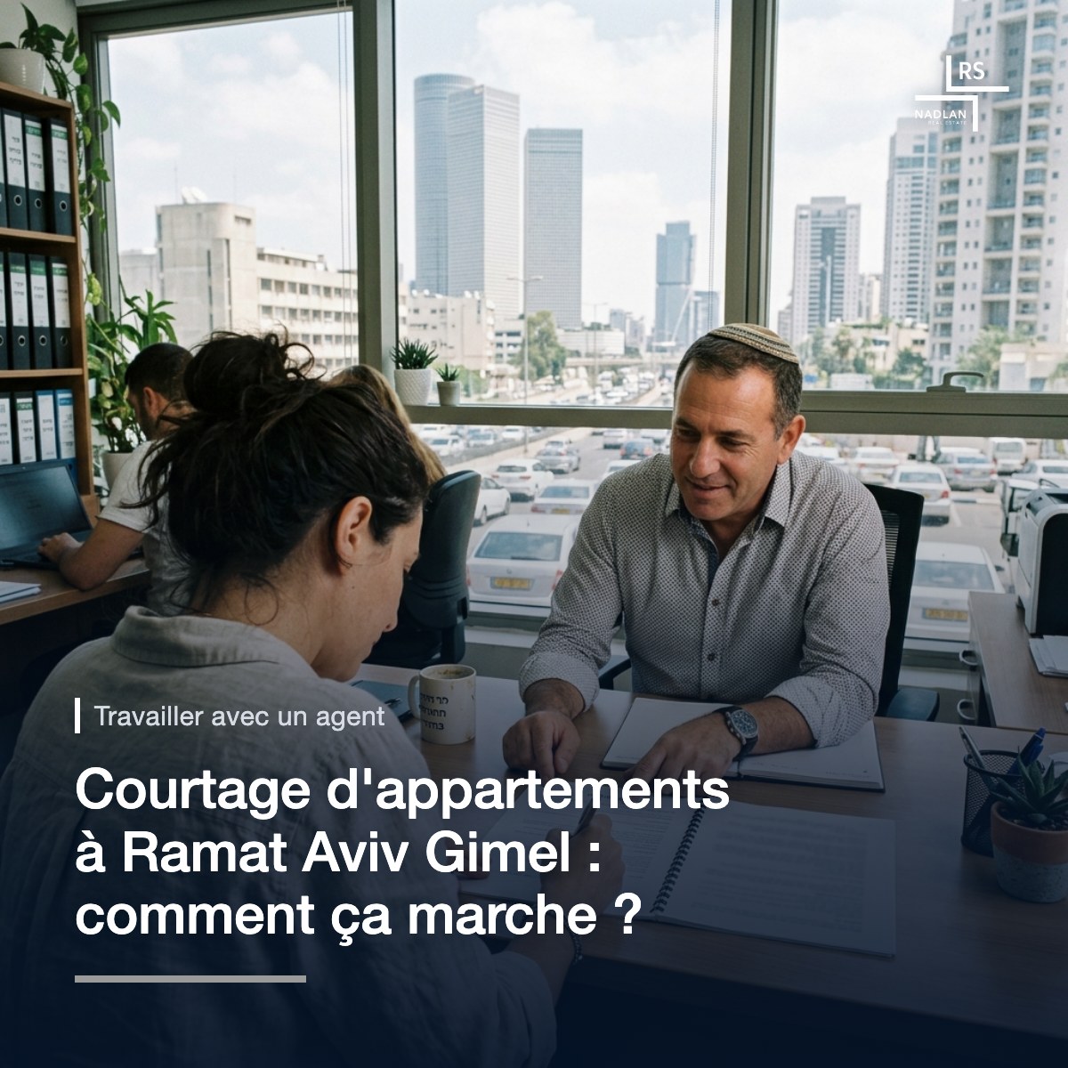 Vue prise derrière l'épaule dans une agence immobilière lumineuse : un agent et un client examinent un contrat imprimé sur un bureau