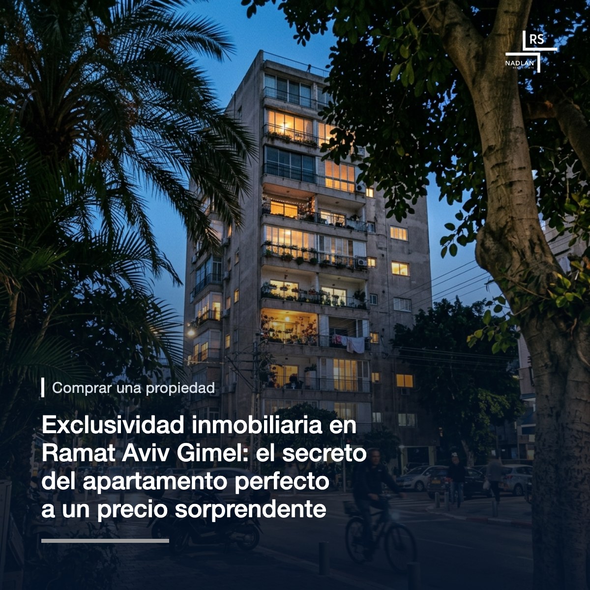 Una torre residencial de Ramat Aviv Gimel a la hora azul, vista desde el nivel de la calle a través de árboles altos