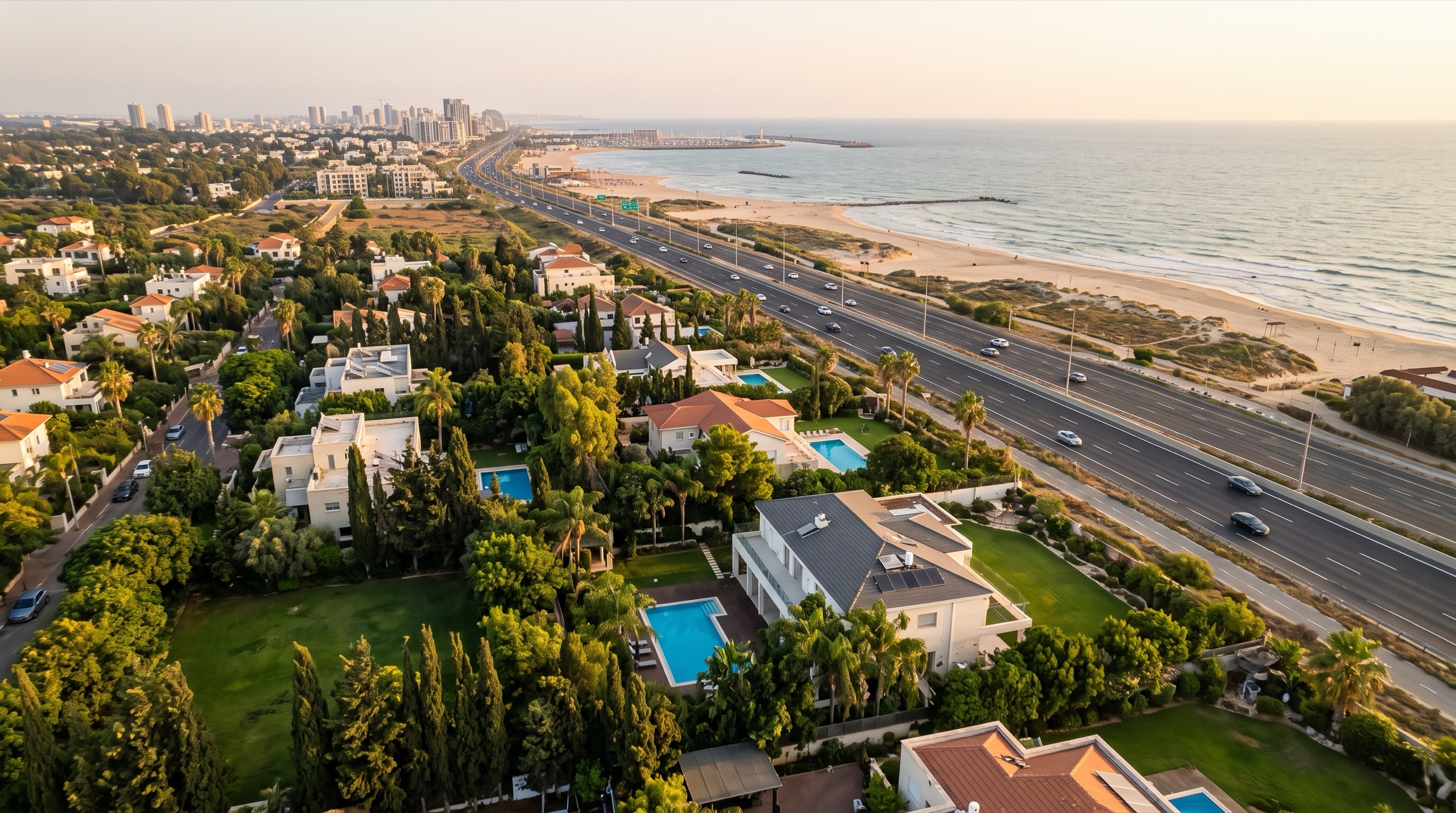 משרד תיווך בכפר שמריהו: מבט מלמעלה על הווילות והמגרשים הגדולים של היישוב ליד הים (הדמיה)