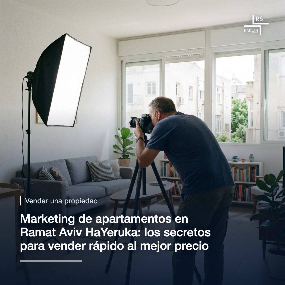 Detrás de escena de una sesión fotográfica inmobiliaria: un fotógrafo con una cámara sobre un trípode y una luz con softbox