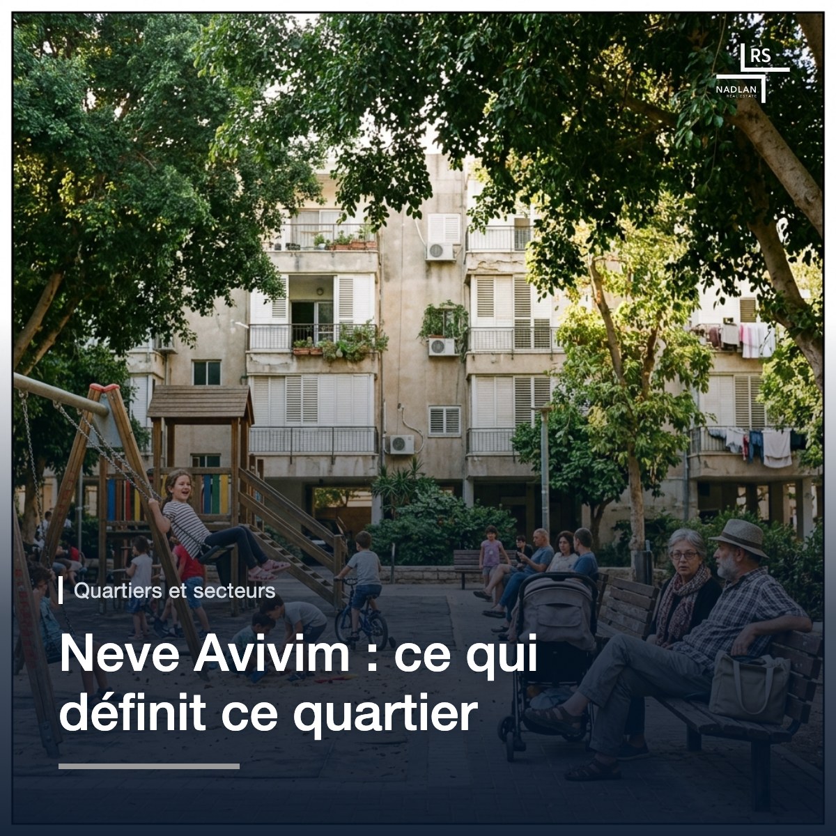 Une aire de jeux de quartier à Neve Avivim sous de grands ficus en fin de journée, avec des parents sur les bancs
