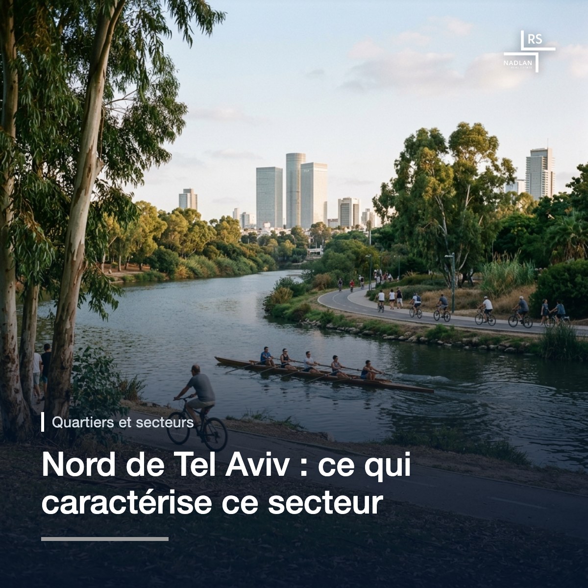 Le parc HaYarkon en fin de journée : la rivière avec une barque, des cyclistes sur l'allée, de la pelouse et des eucalyptus