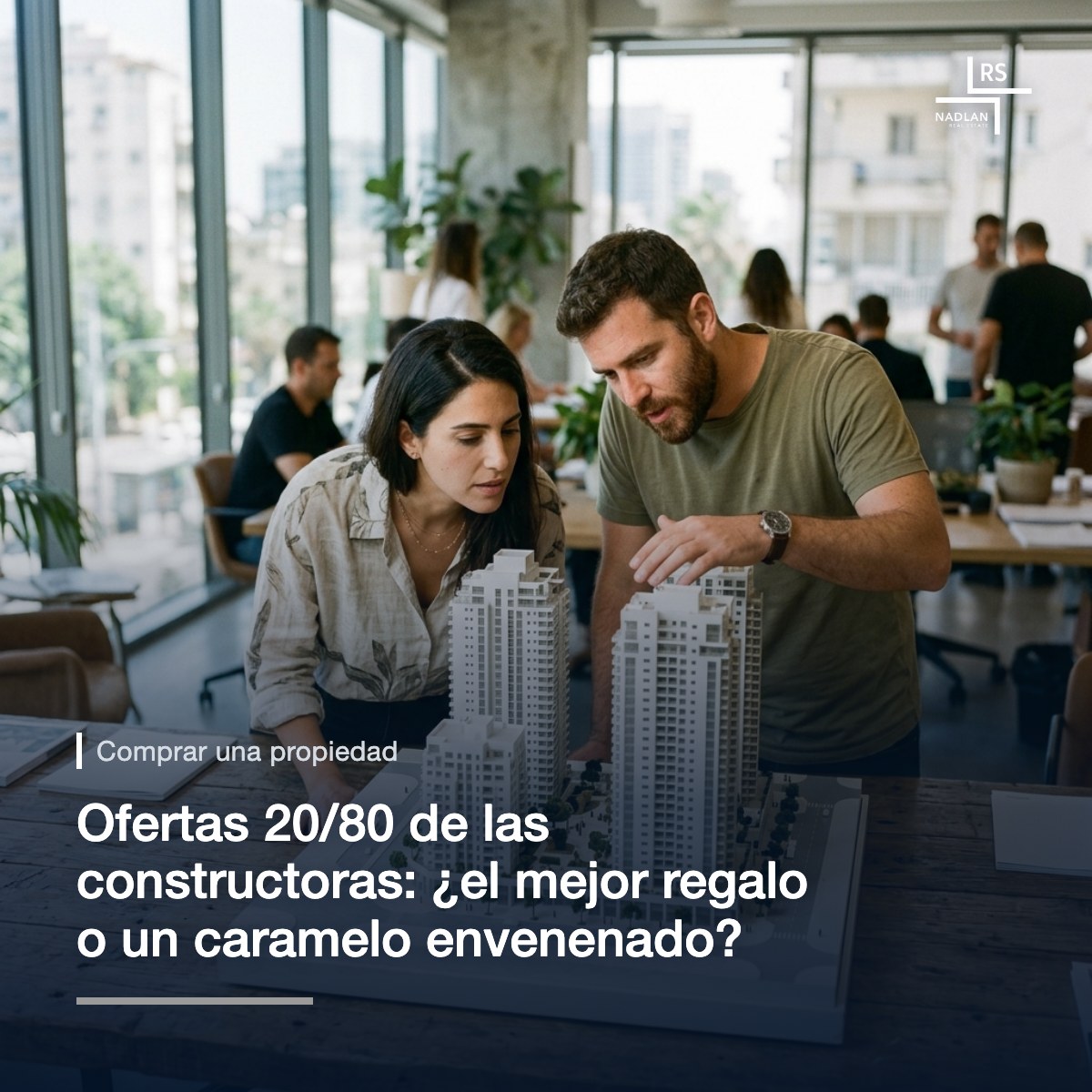 Una maqueta arquitectónica blanca y detallada de torres residenciales sobre una mesa en la oficina de ventas de una constructora