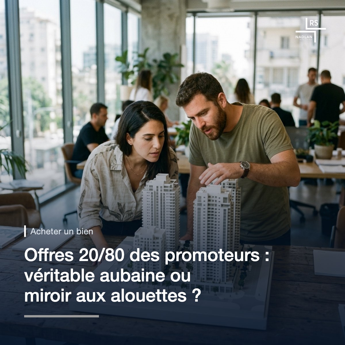 Une maquette d'architecture blanche et détaillée de tours résidentielles, posée sur une table dans le bureau de vente d'un promoteur