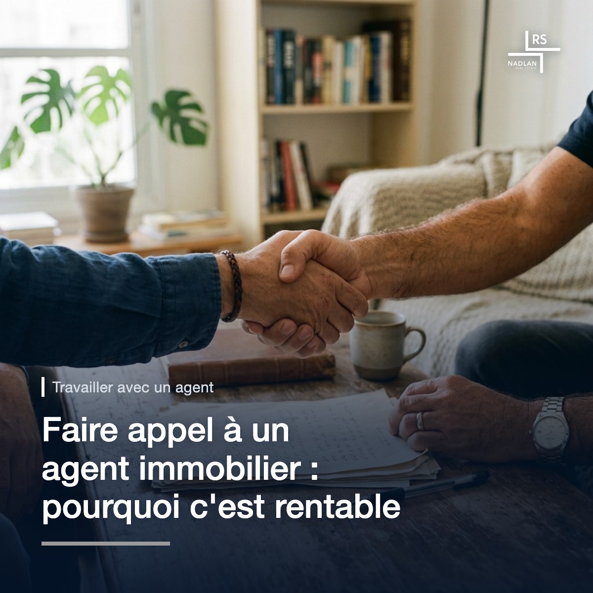 Gros plan sur une poignée de main ferme autour d'une table avec des documents signés et un stylo, dans une pièce lumineuse, visages hors champ