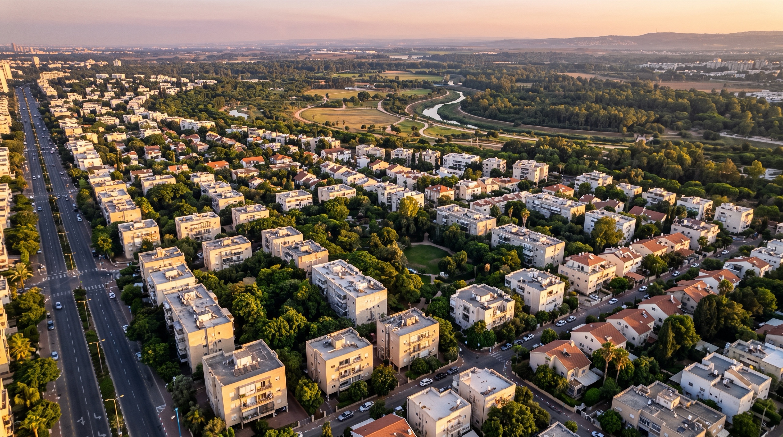 משרד תיווך ברמות צהלה: מבט מלמעלה על בתי הדירות הנמוכים והבתים צמודי הקרקע בין החורשות (הדמיה)