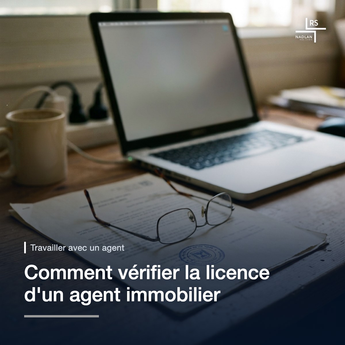 Gros plan légèrement de biais sur un document officiel portant un tampon rond à l'encre, dont tout le texte est flou et illisible