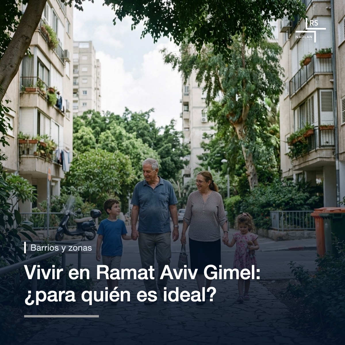 Abuelos caminando de la mano con sus dos nietos por una acera sombreada de Ramat Aviv Gimel