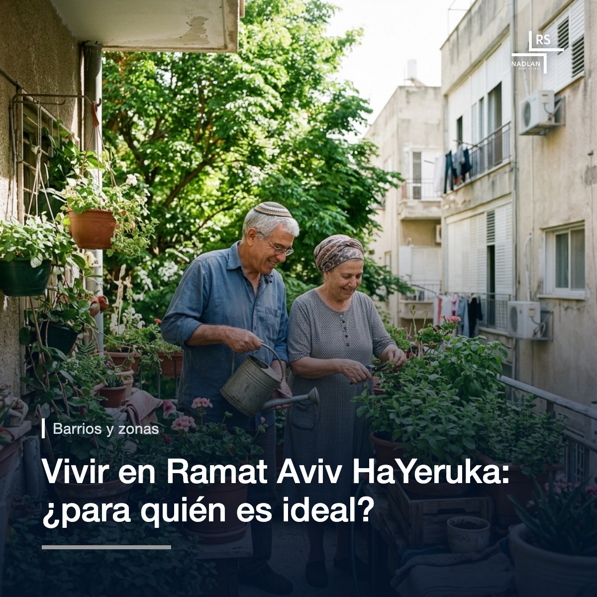 Una pareja de jubilados regando juntos las plantas en un balcón lleno de macetas y hierbas aromáticas, en un edificio bajo