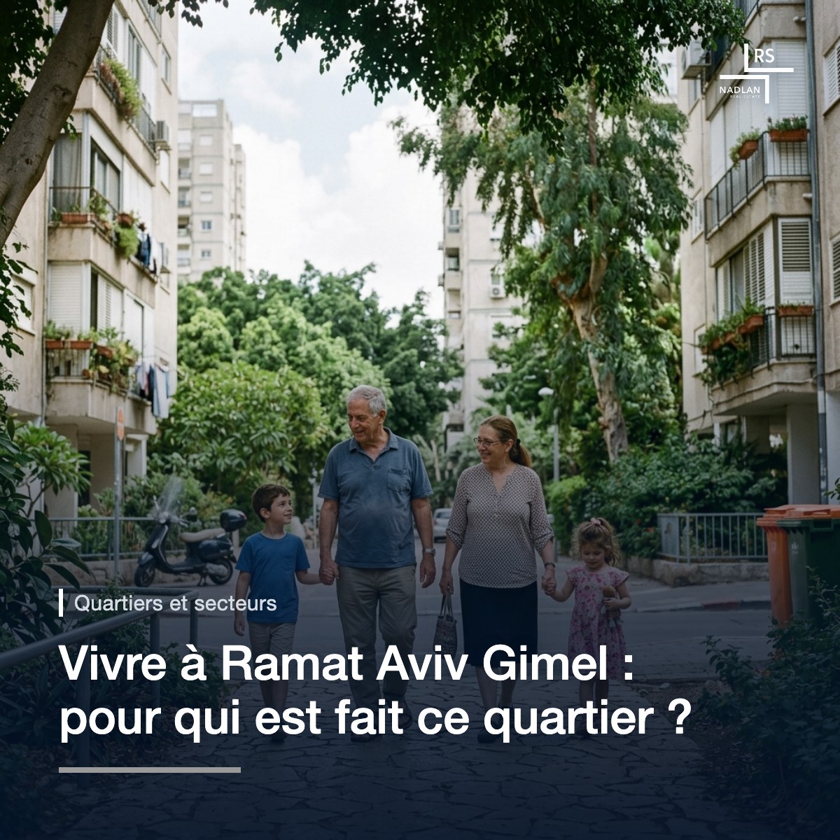 Un couple âgé se promène main dans la main avec ses deux petits enfants sur un trottoir ombragé de Ramat Aviv Gimel