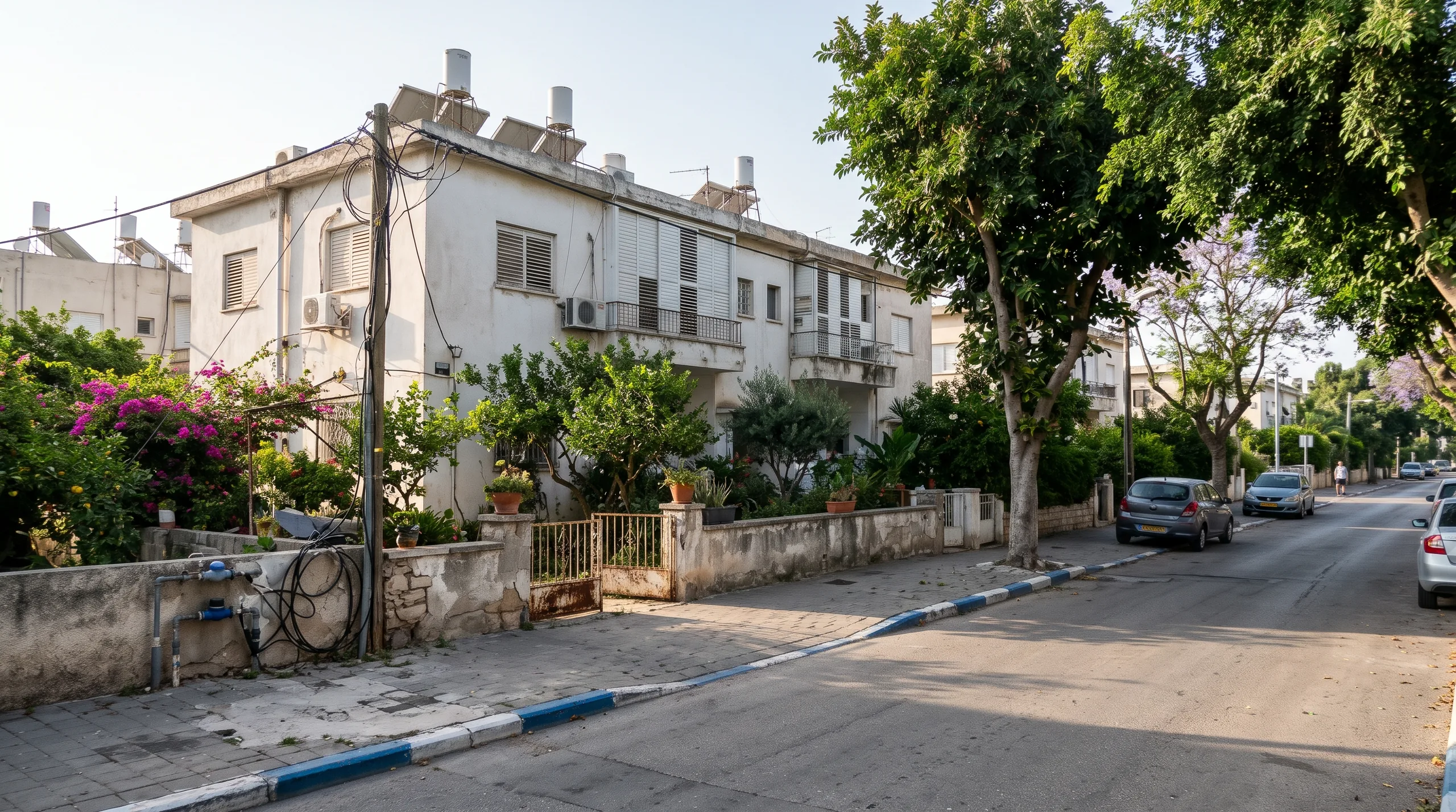 רחוב שקט בגן רש״ל בבוקר, עם עצי צל, מדרכה רחבה ובית דו משפחתי (הדמיה)