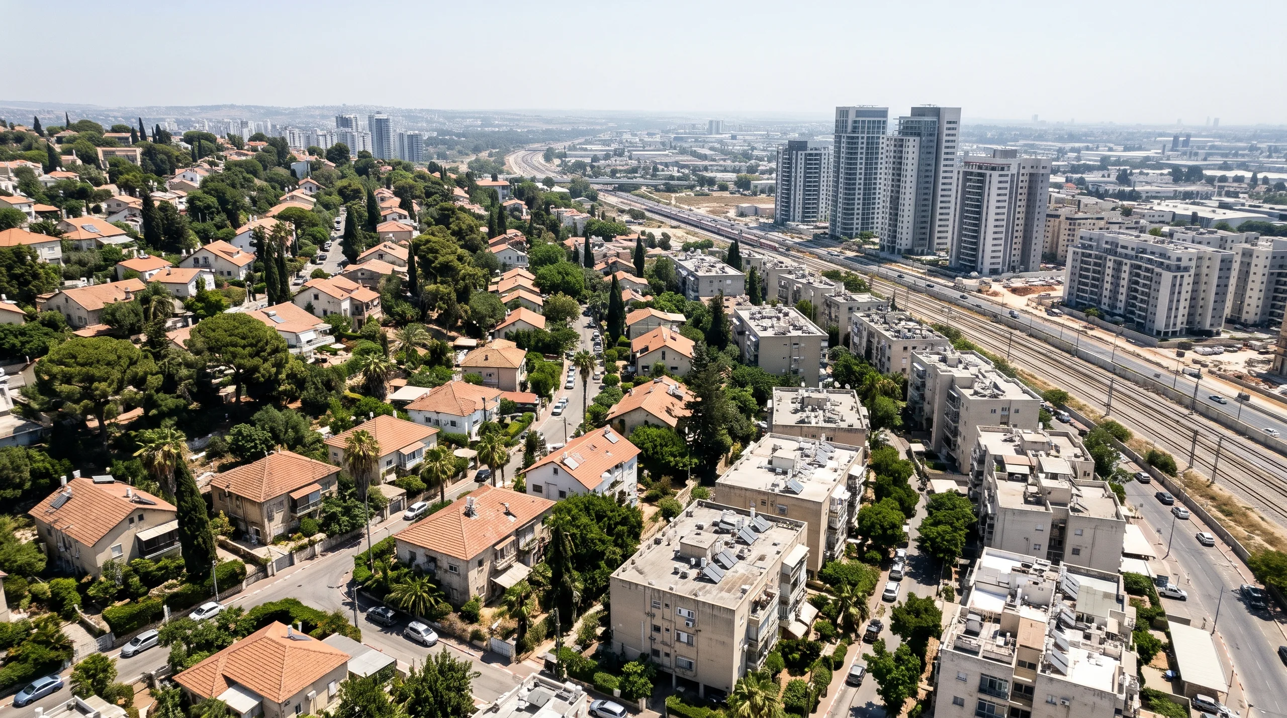 Agence immobilière à Herzliya B : vue aérienne des maisons de la colline et des tours de Herzliya Hills (illustration)