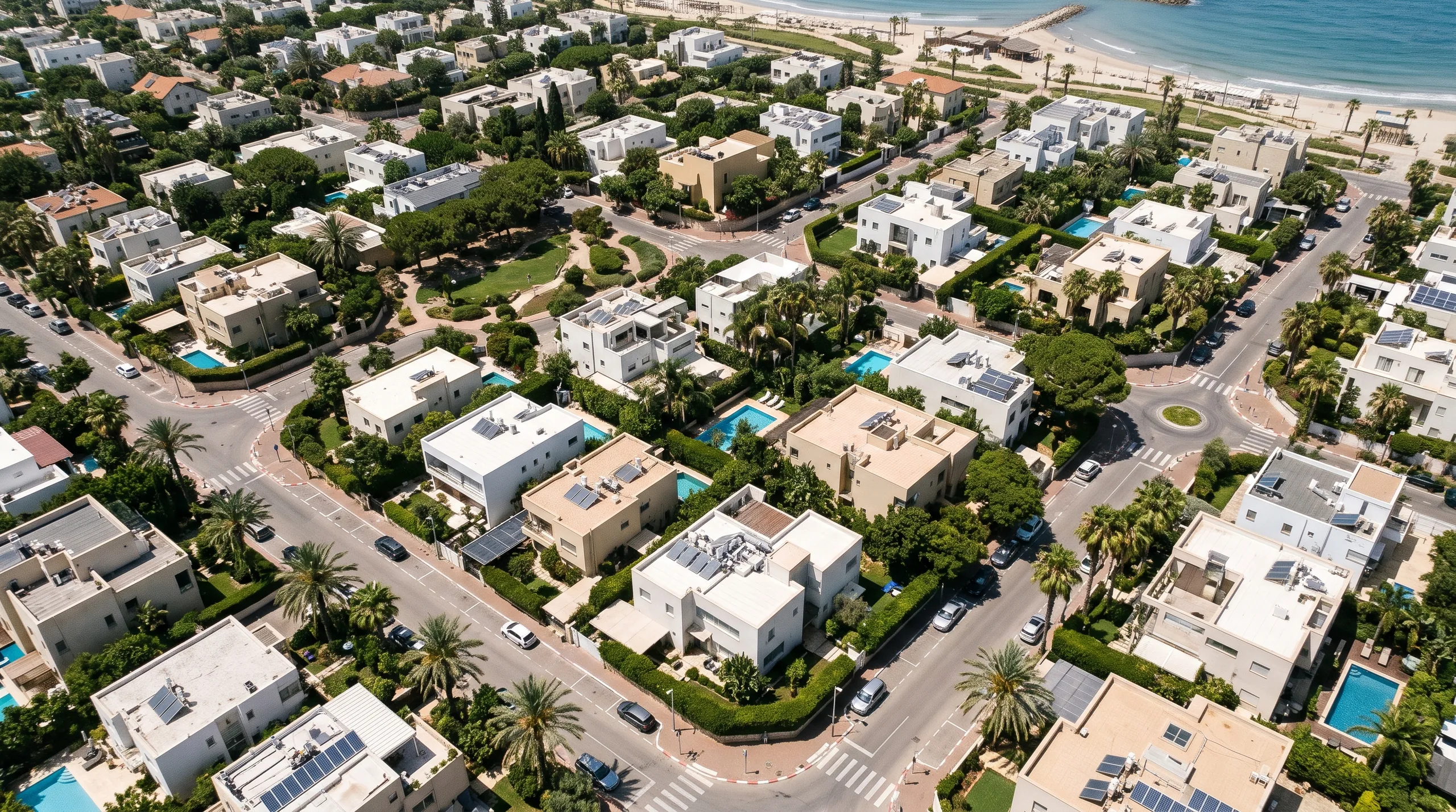 Agence immobilière à Herzliya Pituah : vue aérienne des toits des villas, des piscines et de la mer (illustration)