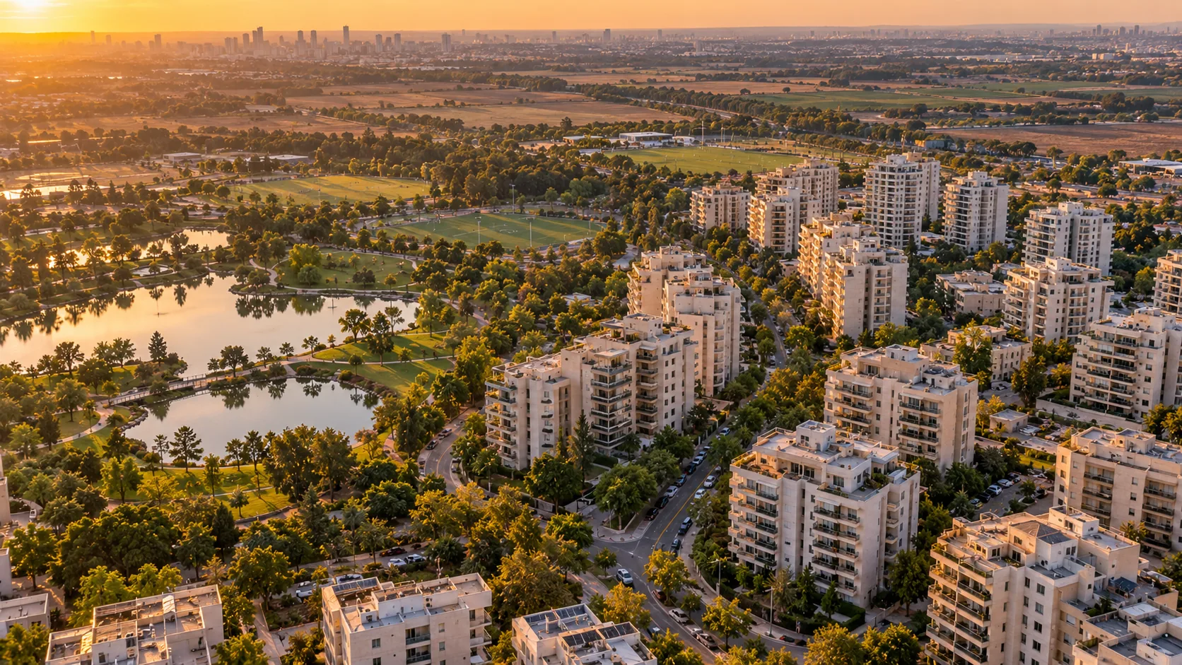 Agencia inmobiliaria en Kfar Saba HaTzeira: vista aérea del barrio, el Parque de Kfar Saba y las instalaciones deportivas (ilustración)