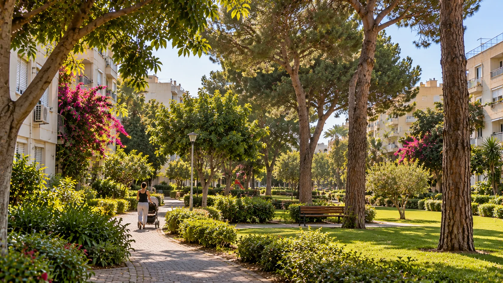 Une allée dans un jardin de quartier à Kiryat Sharet, entre pelouses et arbres (illustration)