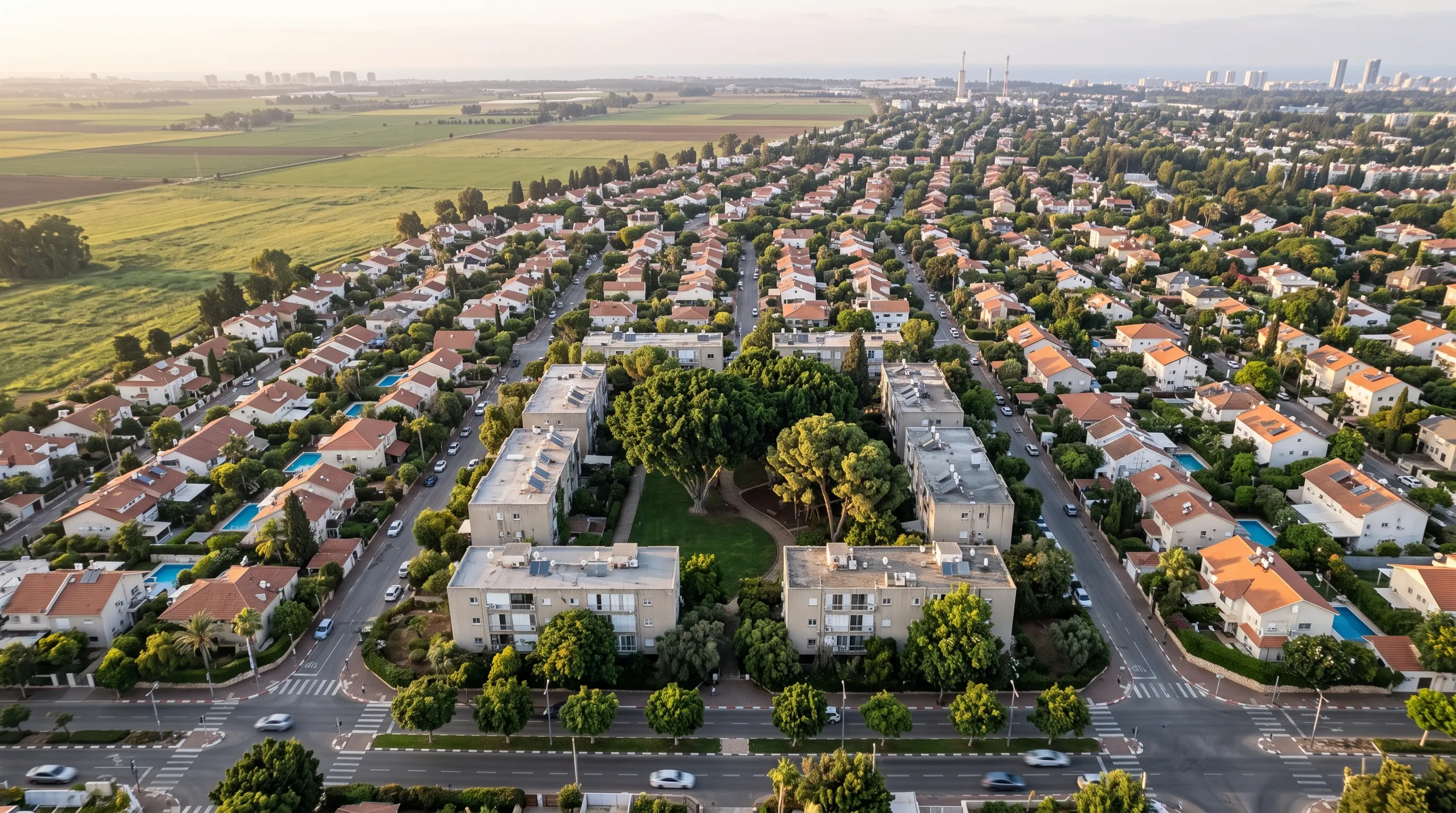משרד תיווך בקריית יערים: מבט מלמעלה על הבתים, הגינות והשדות הפתוחים במערב העיר (הדמיה)