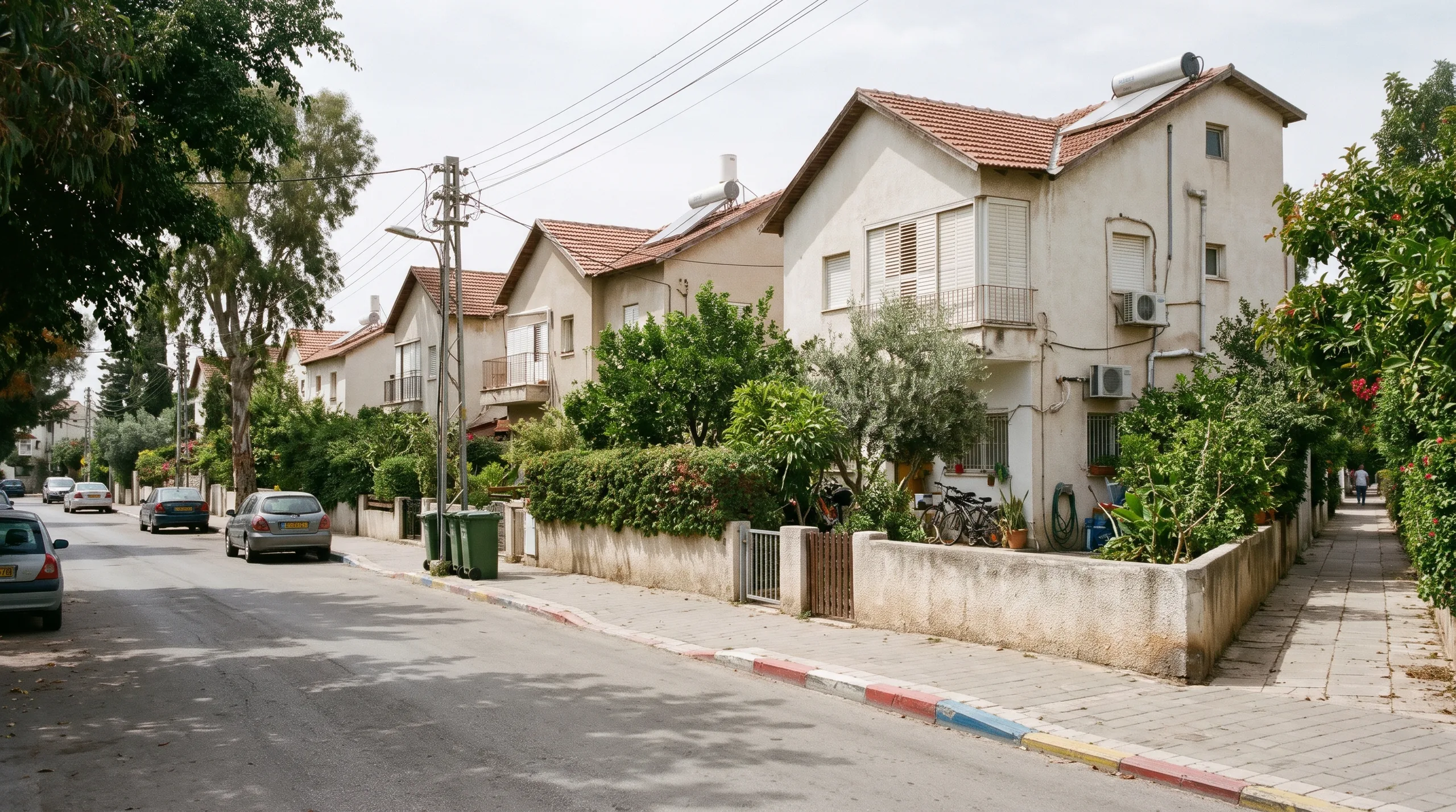Be’eri Street in Neve Israel, with cottages and gardens along the sidewalk (illustration)