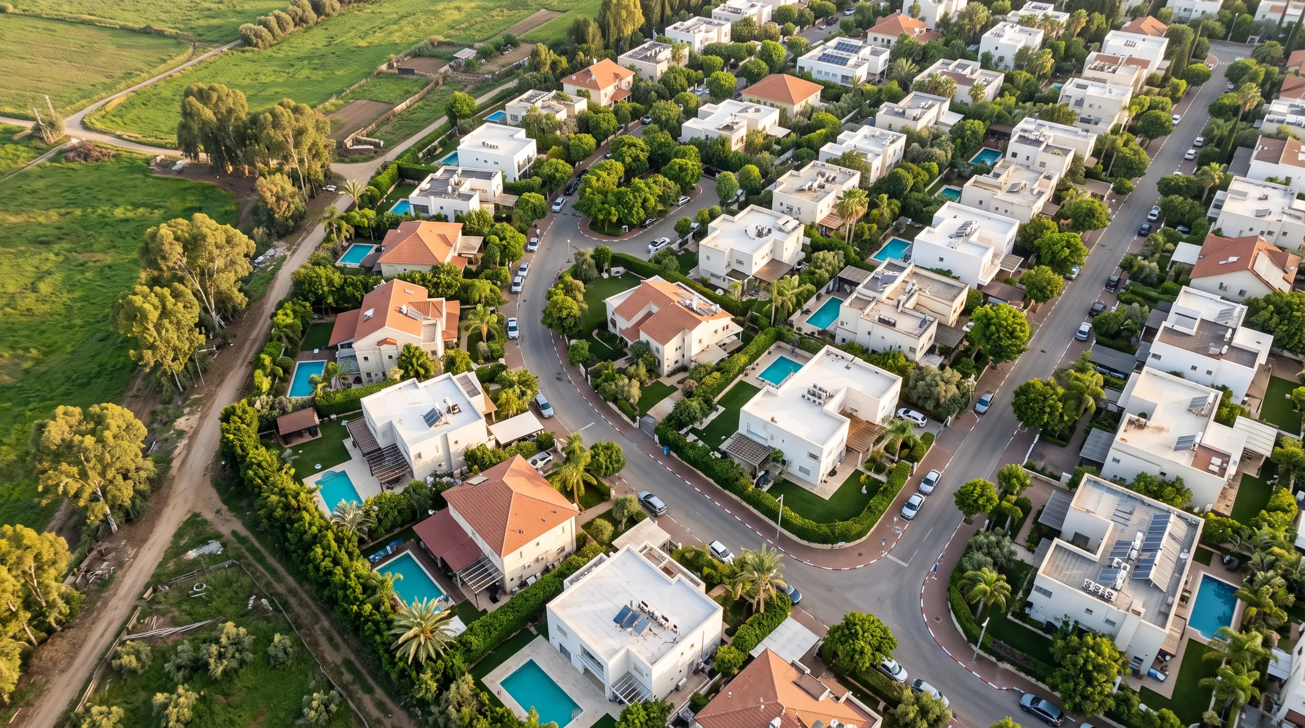 משרד תיווך בנווה רום: מבט מלמעלה על הווילות, הגינות והבריכות של השכונה והשדות שממערב (הדמיה)