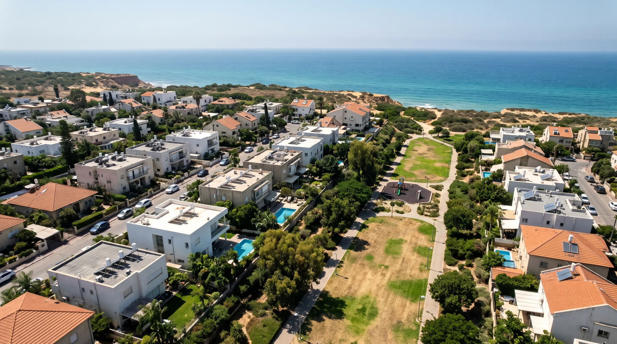 Agencia inmobiliaria en Nof Yam: vista aérea de las casas del barrio, los jardines y el mar (ilustración)