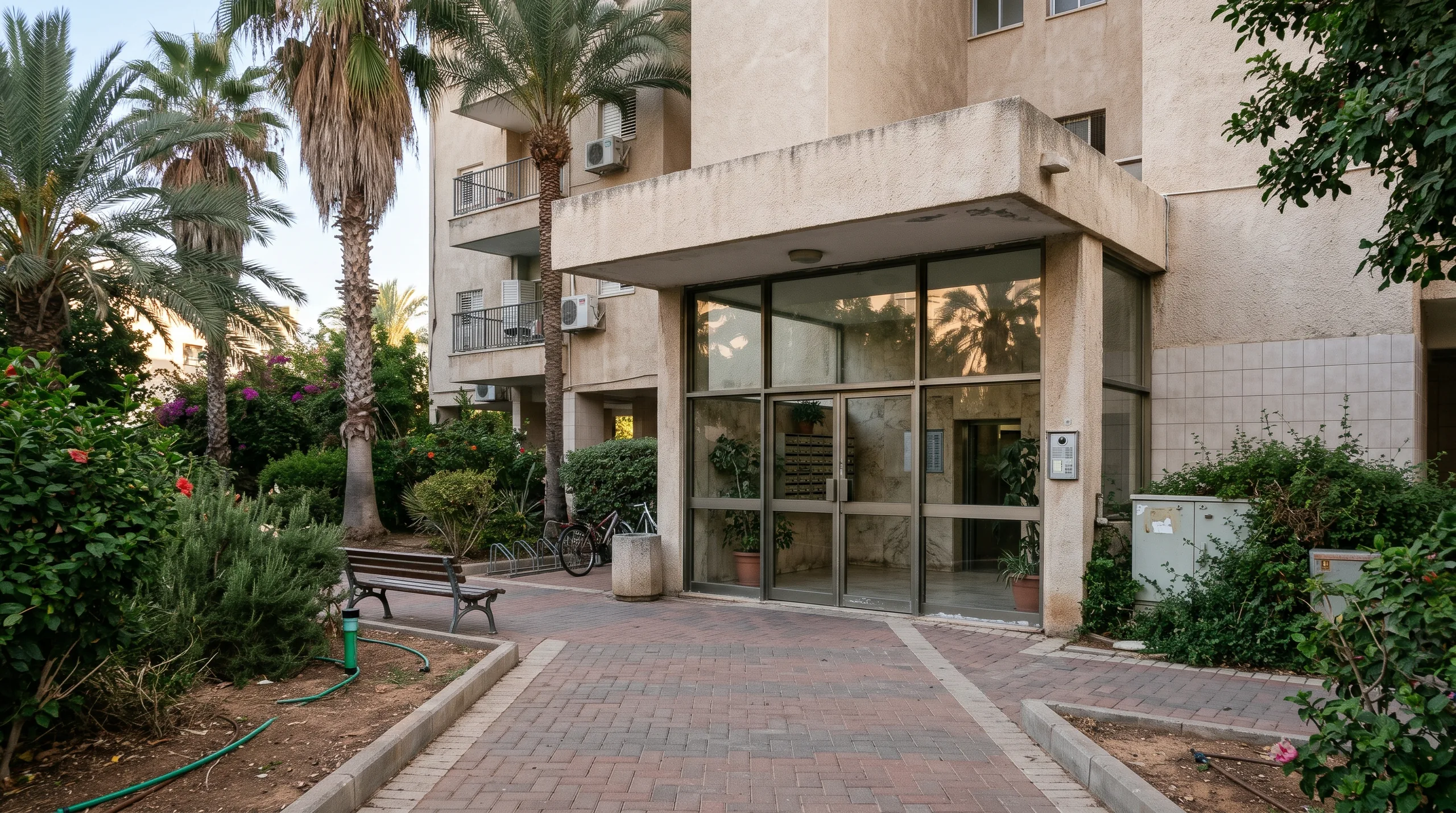 Una torre residencial en Tzameret con un jardín cuidado y un camino de entrada (ilustración)