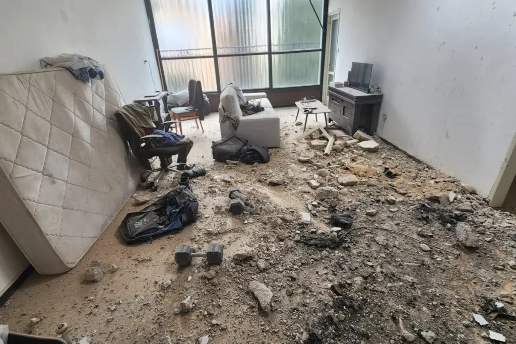 אחרי פגיעת הטיל ומאבק ממושך בעירייה: הבניין בכפר סבא נהרס לטובת פרויקט התחדשות