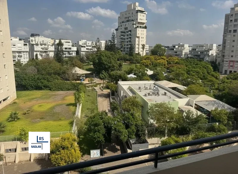 Apartment, 6 rooms in Neot Afeka B, Tel Aviv-Yafo